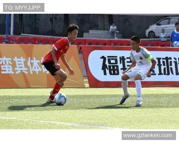 年轻帅气的足球明星们如何在绿茵场上展现魅力与风采