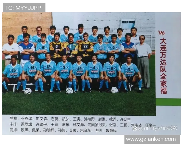 退役足球明星重聚合影展现昔日辉煌与友谊的珍贵时刻 退役足球明星重聚合影展现昔日辉煌与友谊的珍贵时刻