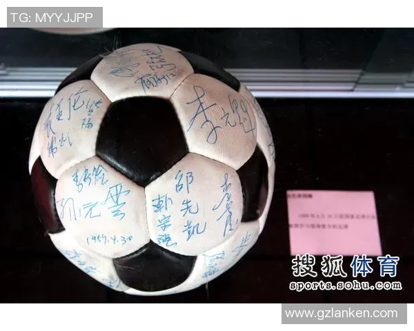 足球明星签名收藏品价值下滑原因分析与市场趋势探讨